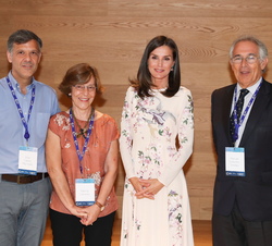 Su Majestad la Reina junto a un grupo de investigadores